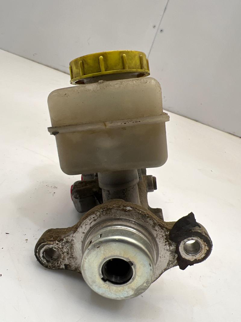 2000 - 2002 Nissan Xterra Brake Master Cylinder Assembly OEM 460107Z000