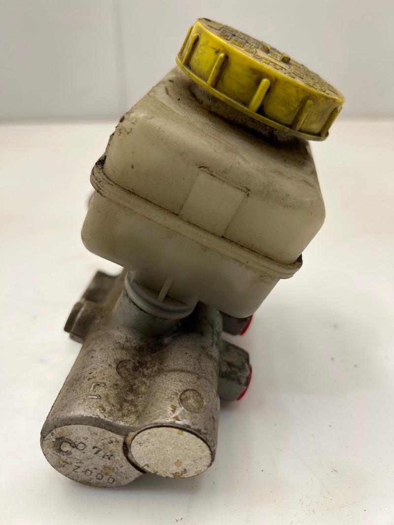 2000 - 2002 Nissan Xterra Brake Master Cylinder Assembly OEM 460107Z000