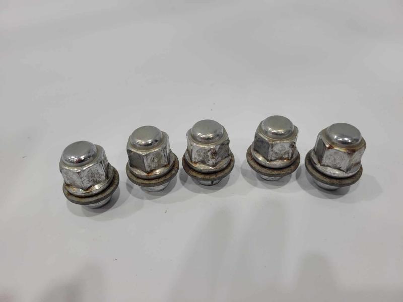 2015 Genesis Genesis Lug Nuts