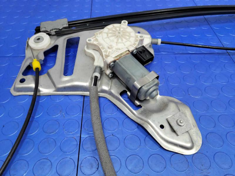 2010 Land Rover Range Rov Front Door Regulator