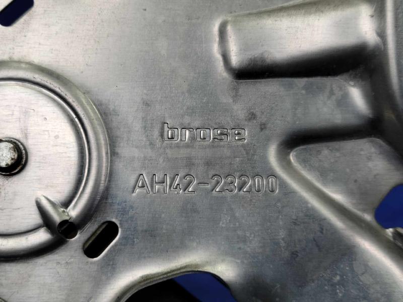 2010 Land Rover Range Rov Front Door Regulator