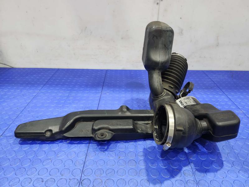 2010 Chevrolet Tahoe Air Intake Tube/Resonator