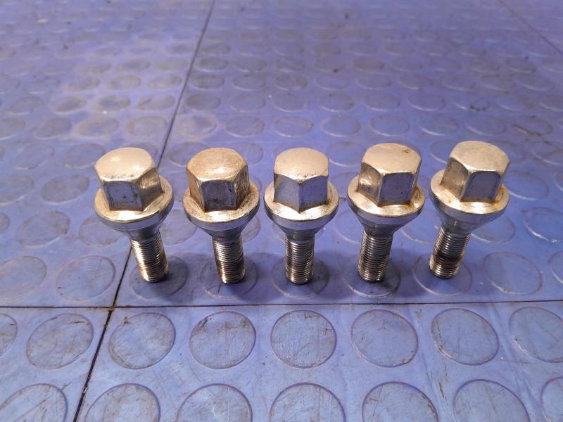 2015 Chrysler 200 Lug Nuts