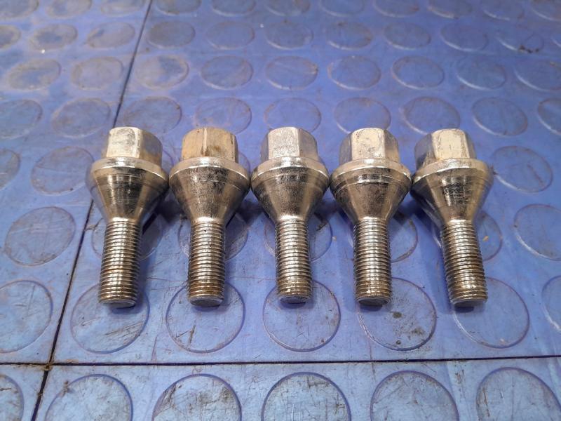 2015 Chrysler 200 Lug Nuts