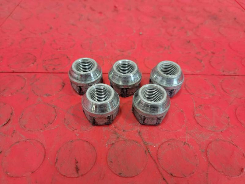 2013 GMC Yukon Lug Nuts