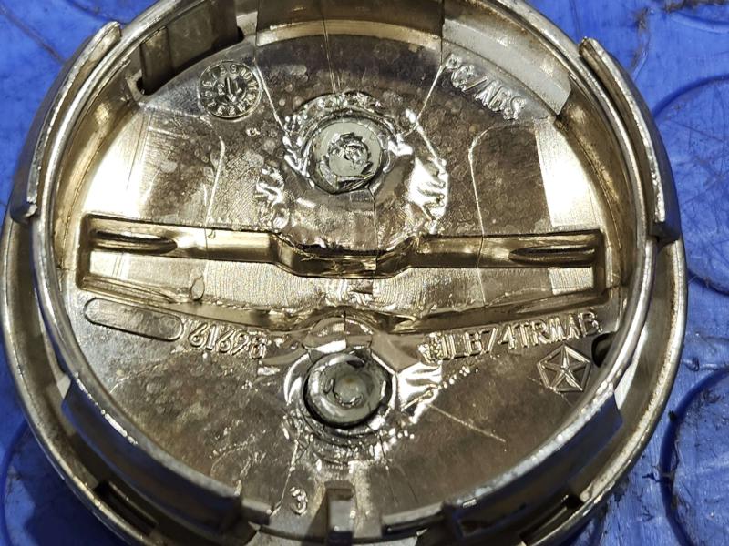 2013 Chrysler 300 Center Cap