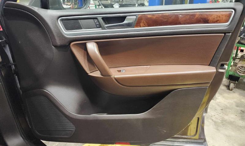 2011 Volkswagen Touareg Front Door Trim Panel