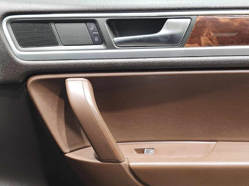 2011 Volkswagen Touareg Front Door Trim Panel
