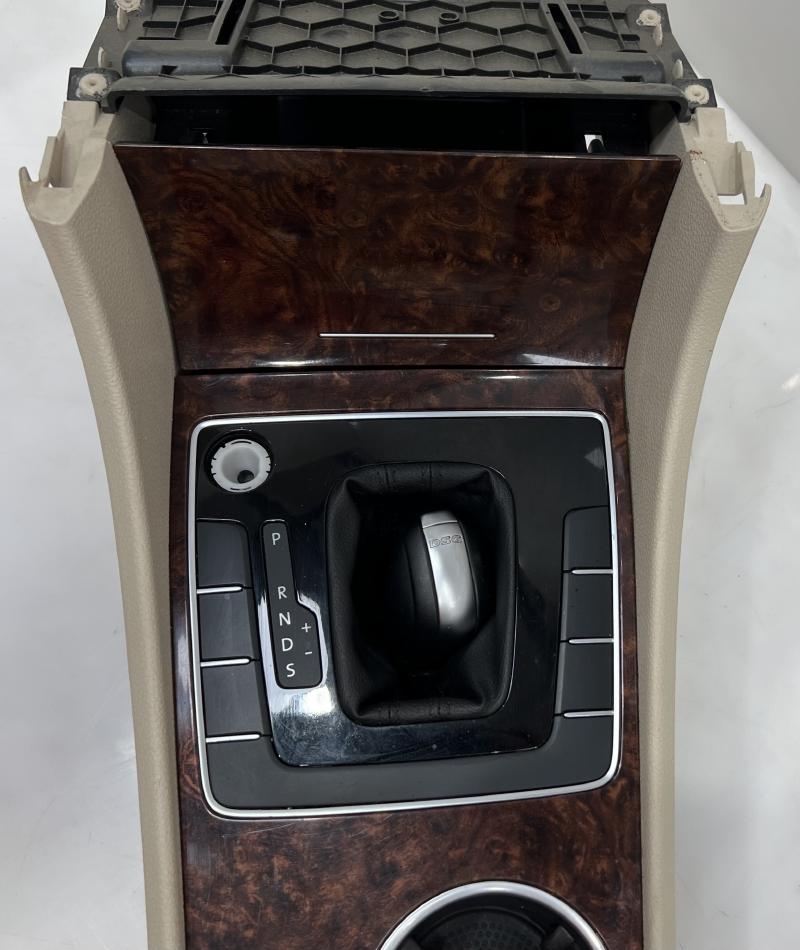 2013 Volkswagen Passat Front Console