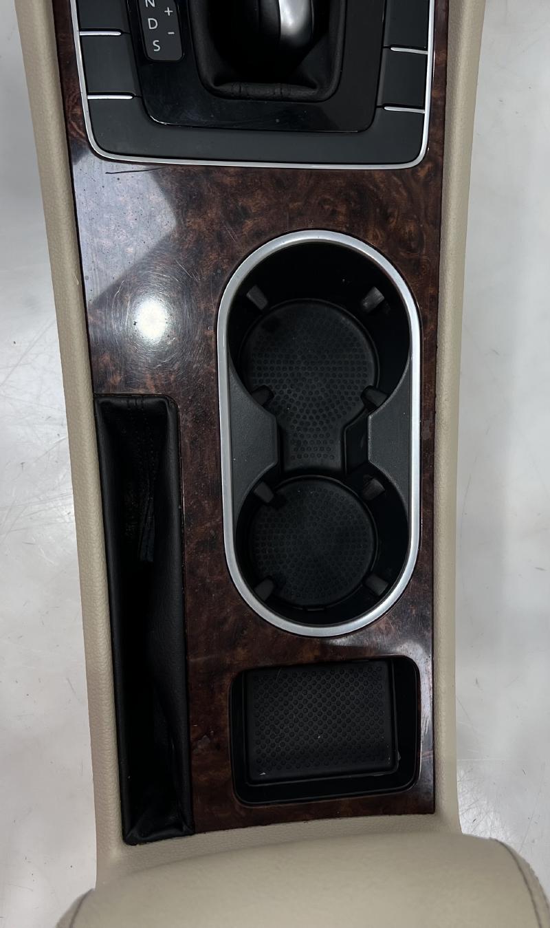 2013 Volkswagen Passat Front Console