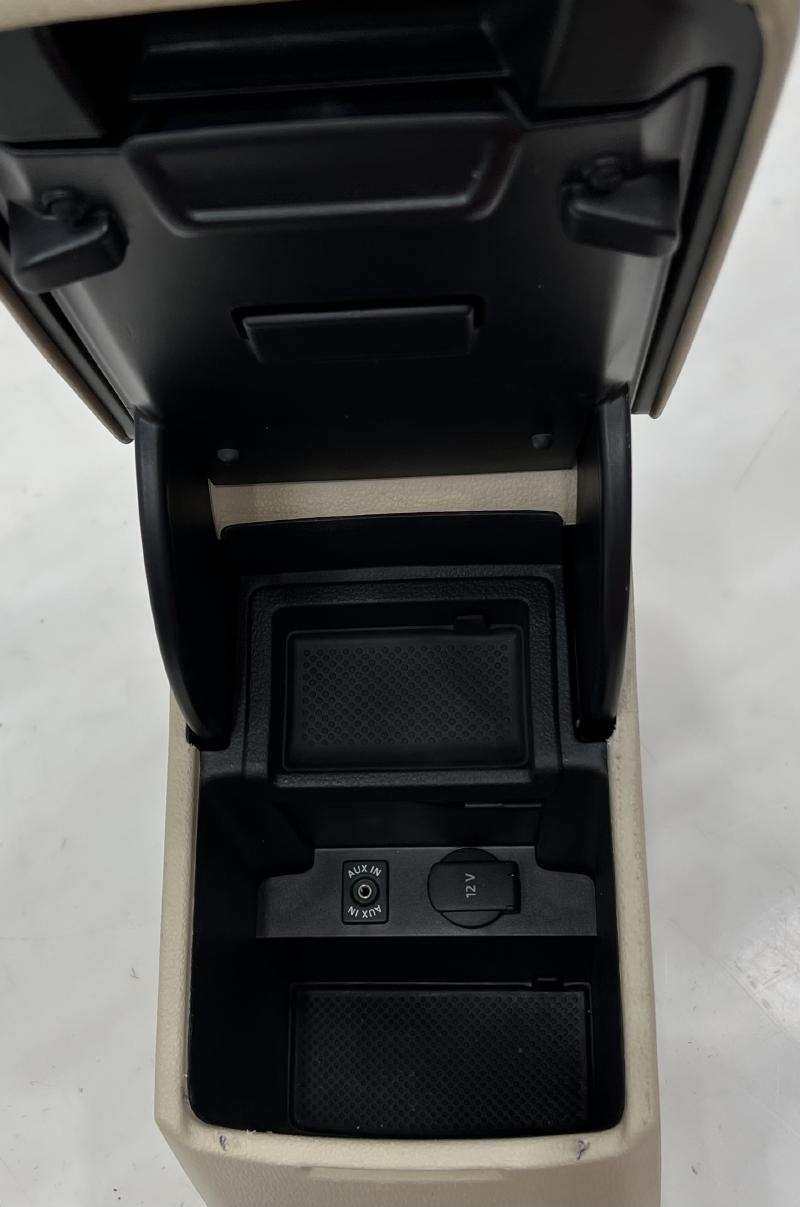 2013 Volkswagen Passat Front Console