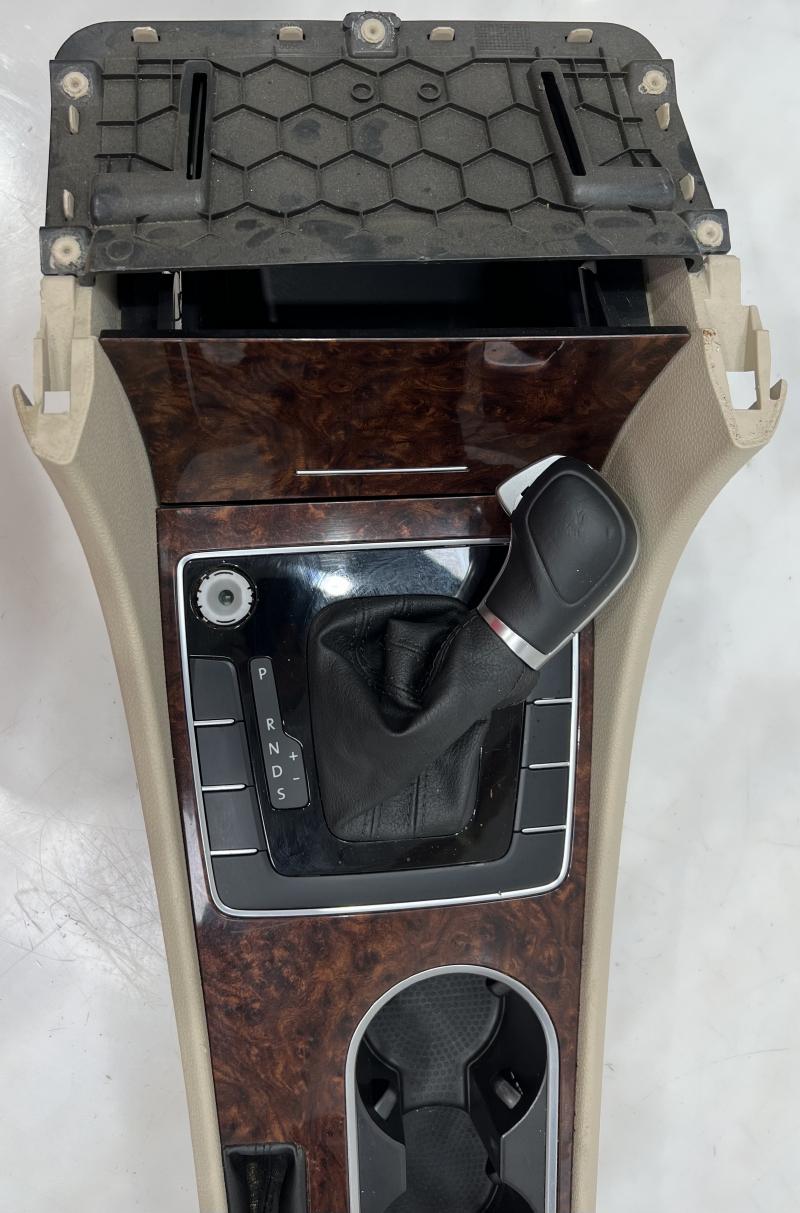 2013 Volkswagen Passat Front Console