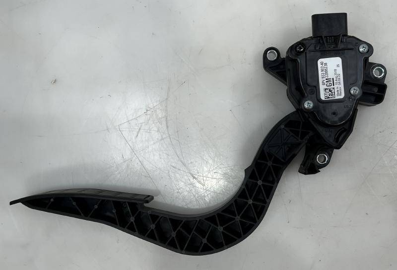 2017 - 2020 GMC Acadia Accelerator Pedal Assembly OEM 22995238