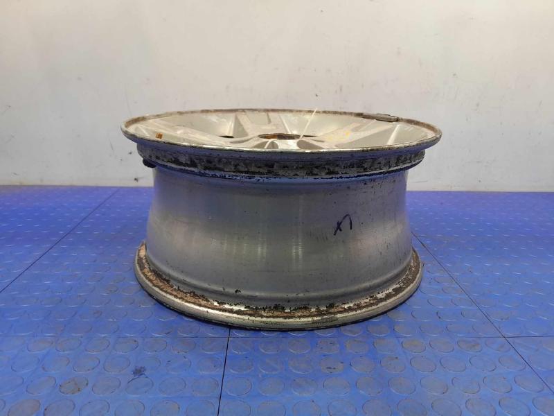 2005 Ford Explorer Wheel