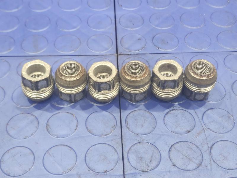 2014 Chevrolet Silverado 1500 Lug Nuts