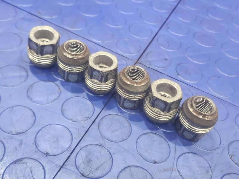 2014 Chevrolet Silverado 1500 Lug Nuts