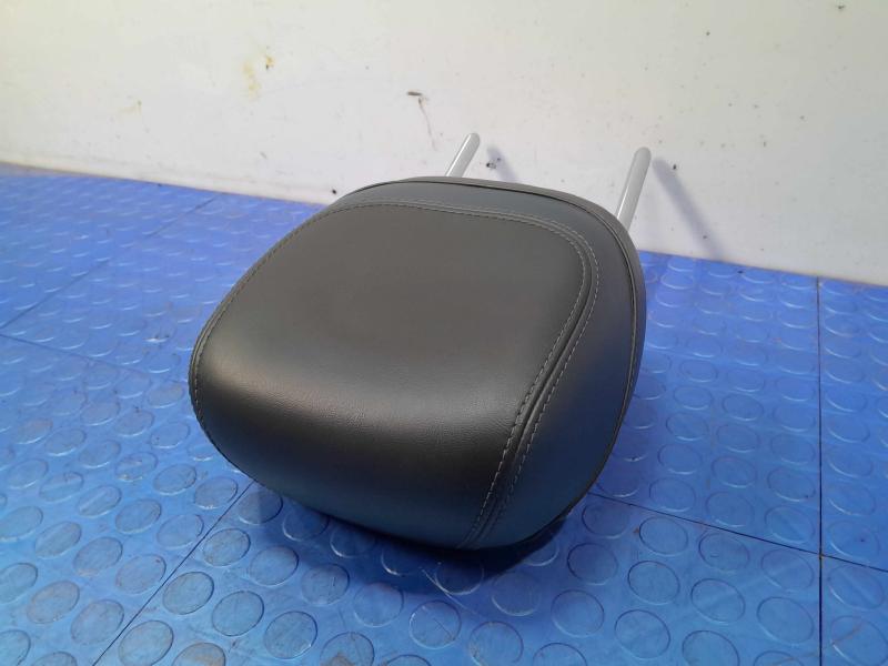 2015 Chrysler 200 Headrest