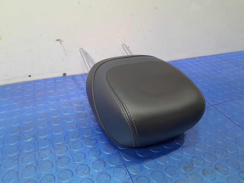 2015 Chrysler 200 Headrest