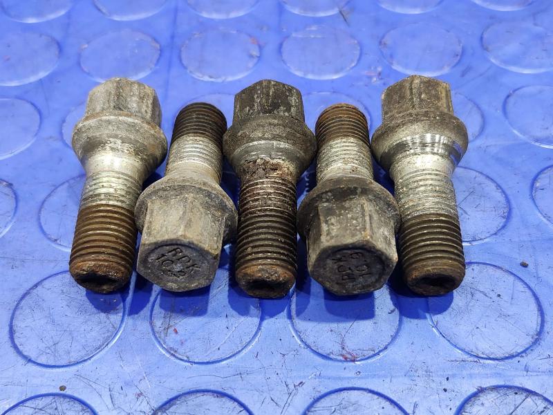 2018 Volkswagen Passat Lug Nuts
