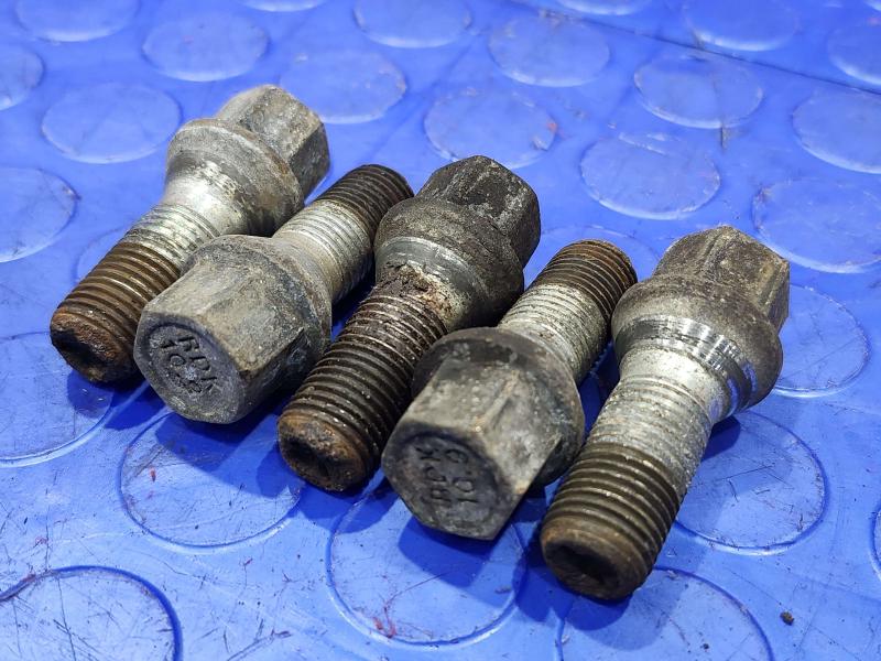 2018 Volkswagen Passat Lug Nuts