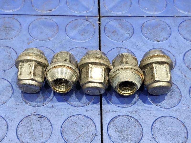 2017 Dodge Grand Caravan Lug Nuts