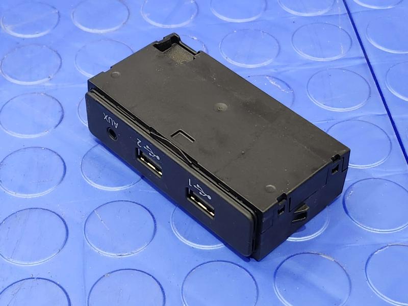 2017-2019 Audi Q7 OEM USB Aux Interface Assembly Genuine Part 4M0035736A