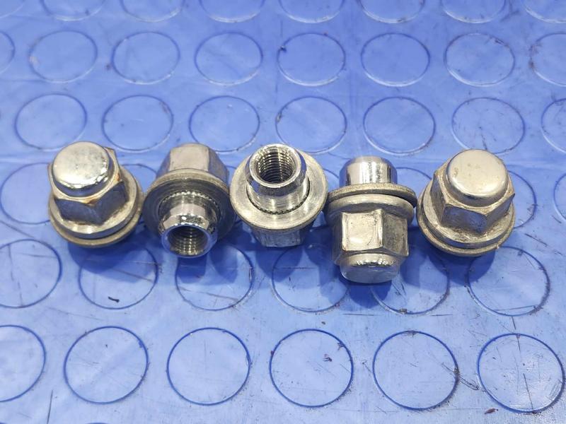 2016 Toyota Prius Lug Nuts