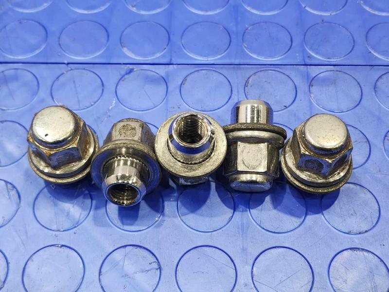 2014 Toyota Prius Lug Nuts