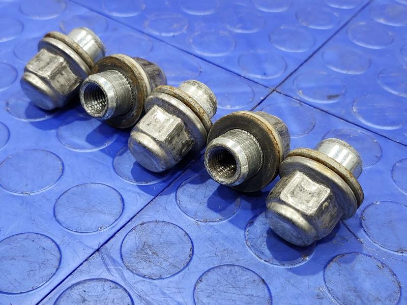 2011 Toyota Camry Lug Nuts