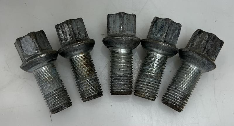 2015 Volkswagen Passat Lug Nuts
