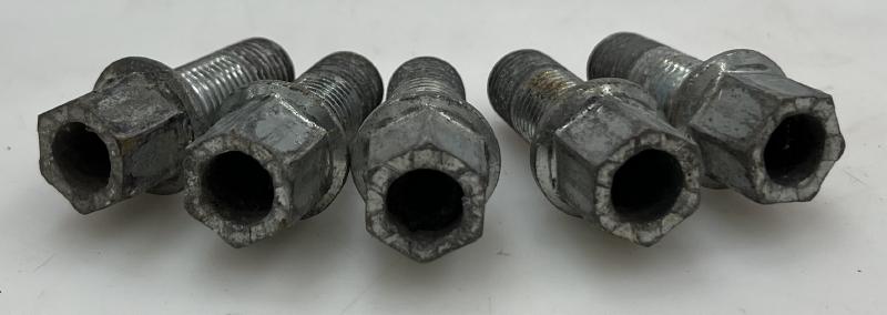 2015 Volkswagen Passat Lug Nuts