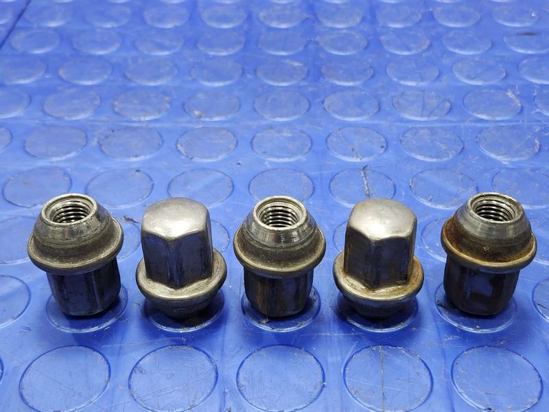 2007 Pontiac Solstice Lug Nuts