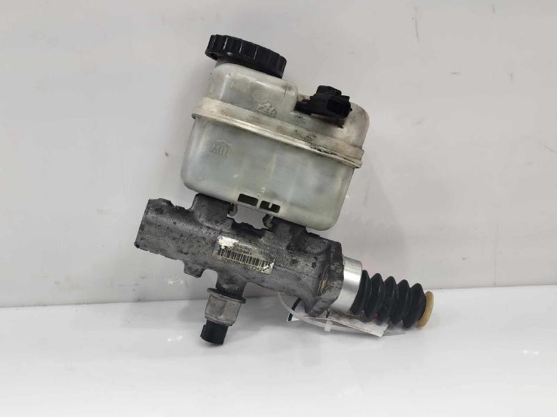 2002 - 2006 Lincoln Navigator Brake Master Cylinder Assembly OEM 2L142004DA