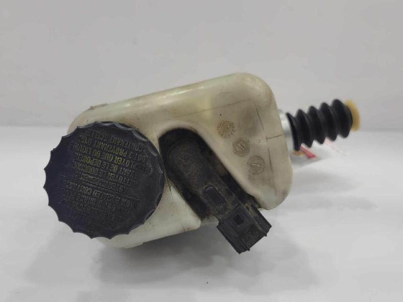 2002 - 2006 Lincoln Navigator Brake Master Cylinder Assembly OEM 2L142004DA