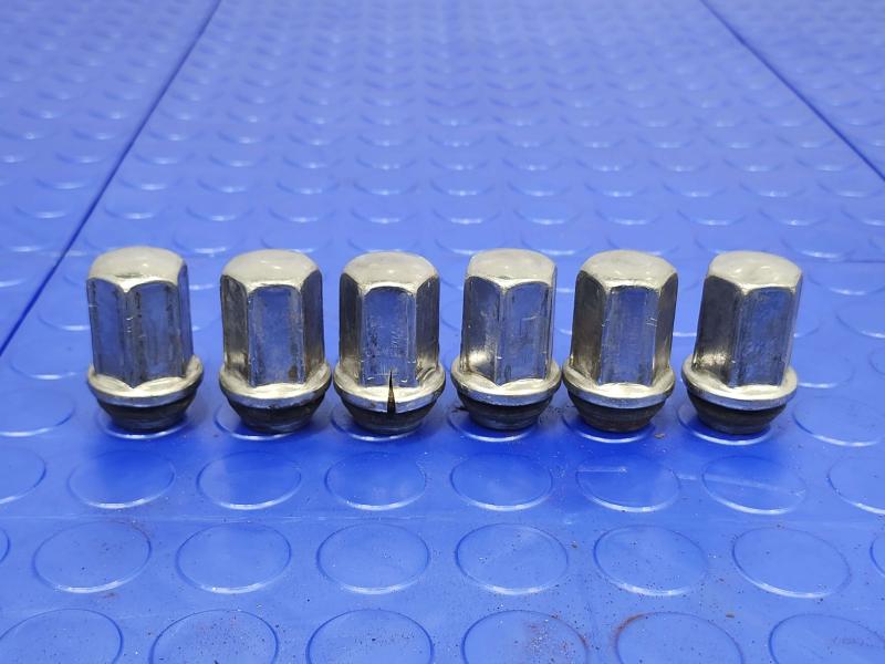 2015 Chevrolet Tahoe Lug Nuts