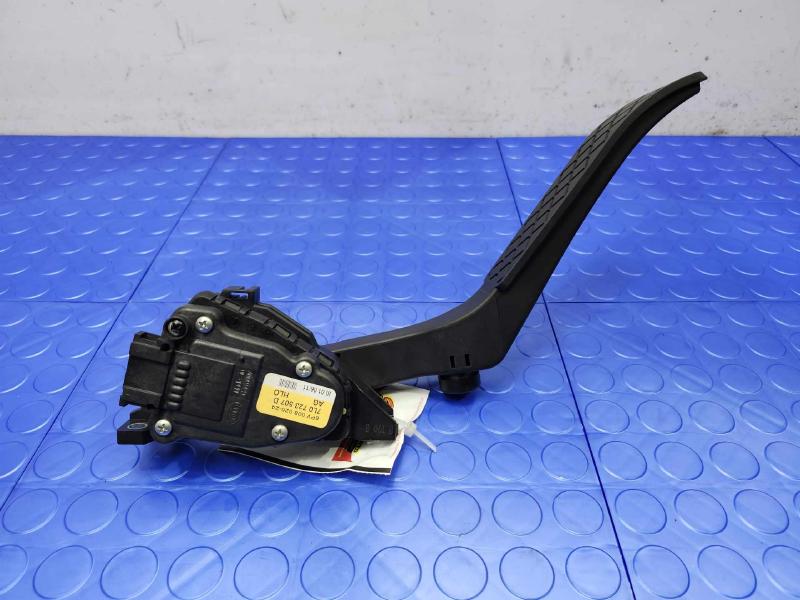 2004-2017 Volkswagen Touareg Accelerator Pedal Assembly Genuine OEM 7L0723507D