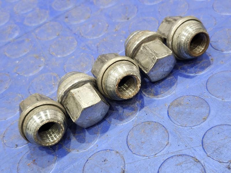 2013 Chrysler 300 Lug Nuts