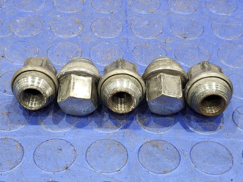 2013 Chrysler 300 Lug Nuts