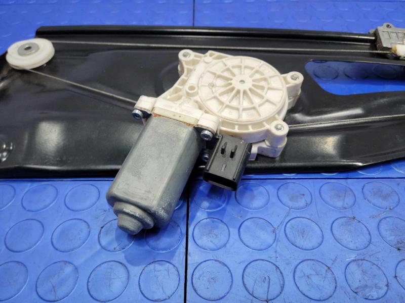 2010 Land Rover Range Rov Side/Rear/Cargo Regulator