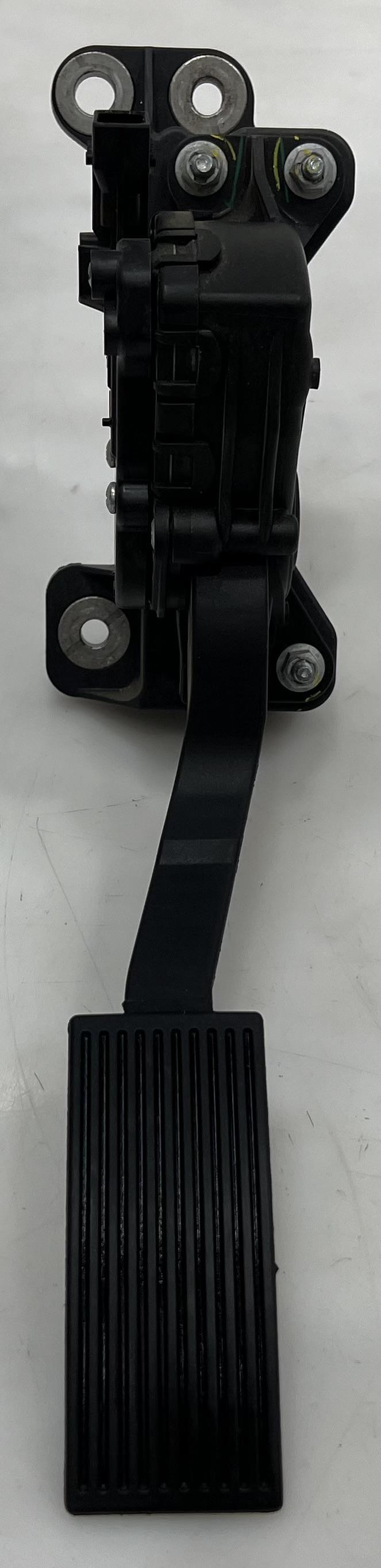 2005 - 2019 Nissan Frontier Accelerator Pedal Assembly w/ Sensor OEM 18002-EA000