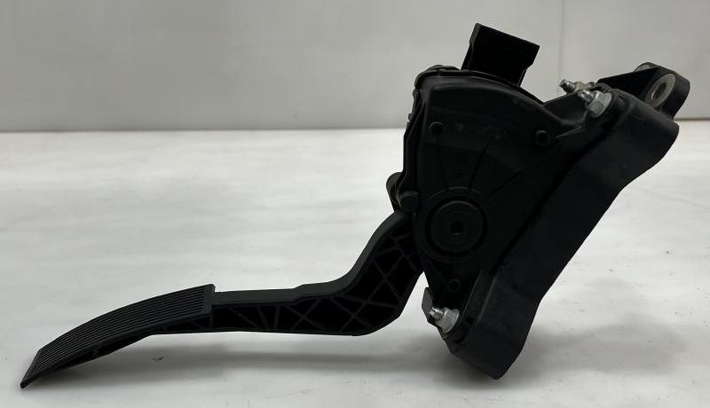 2005 - 2019 Nissan Frontier Accelerator Pedal Assembly w/ Sensor OEM 18002-EA000