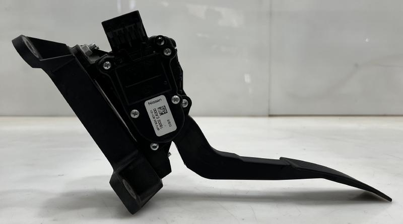 2005 - 2019 Nissan Frontier Accelerator Pedal Assembly w/ Sensor OEM 18002-EA000