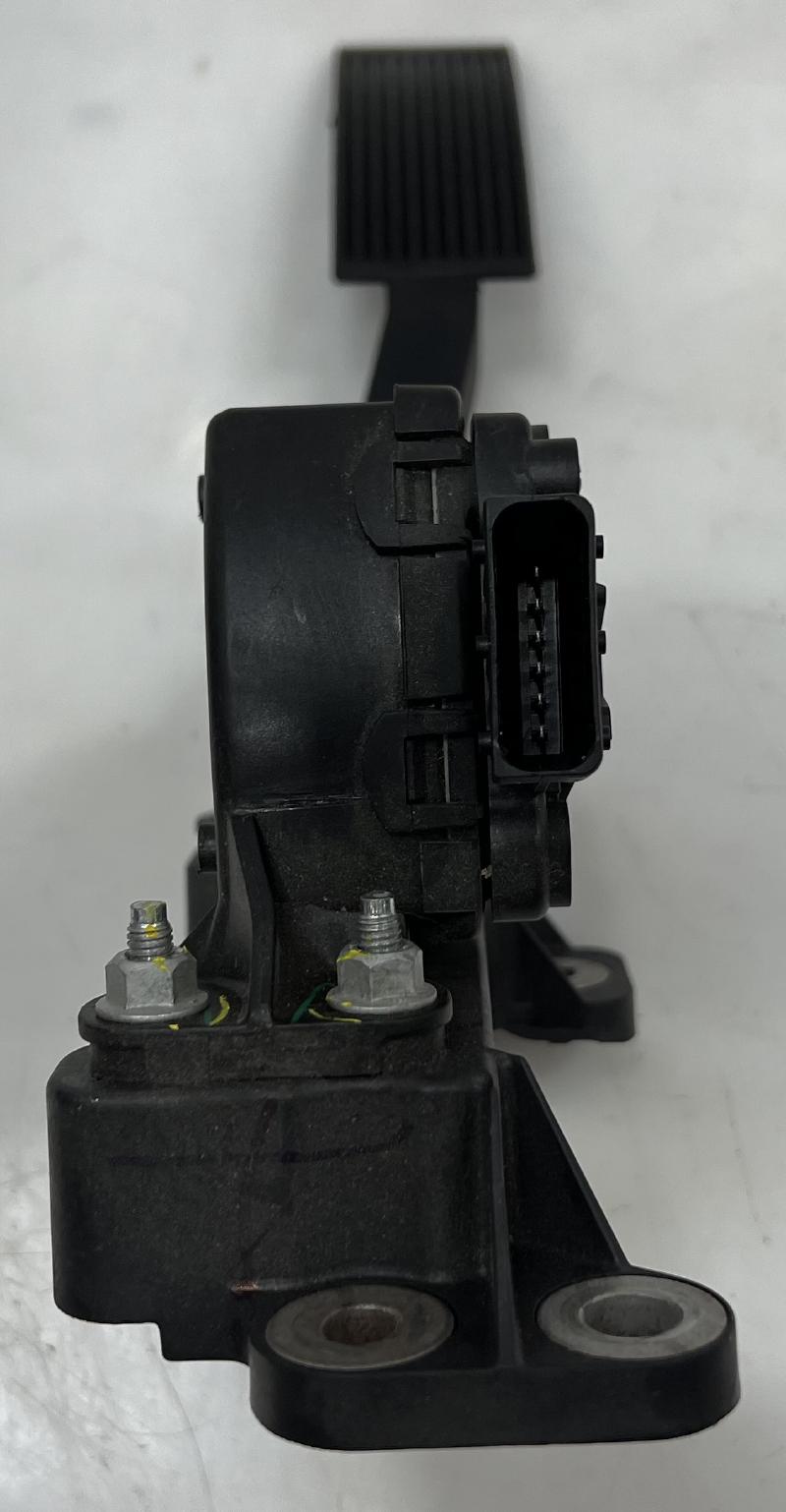 2005 - 2019 Nissan Frontier Accelerator Pedal Assembly w/ Sensor OEM 18002-EA000