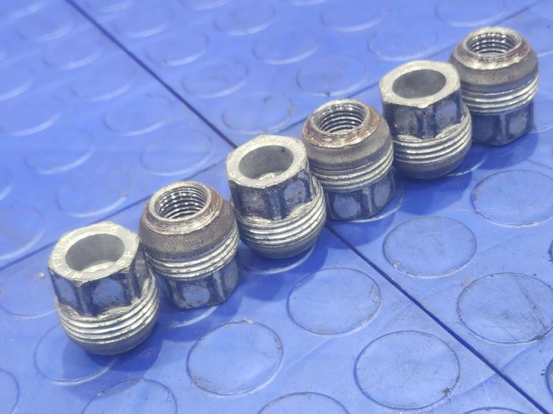 2014 Chevrolet Silverado 1500 Lug Nuts