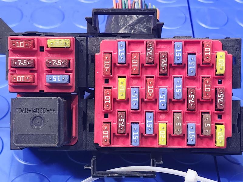 2003-2005 Lincoln Towncar Cabin Fuse Box Relay Junction Block Genuine OEM