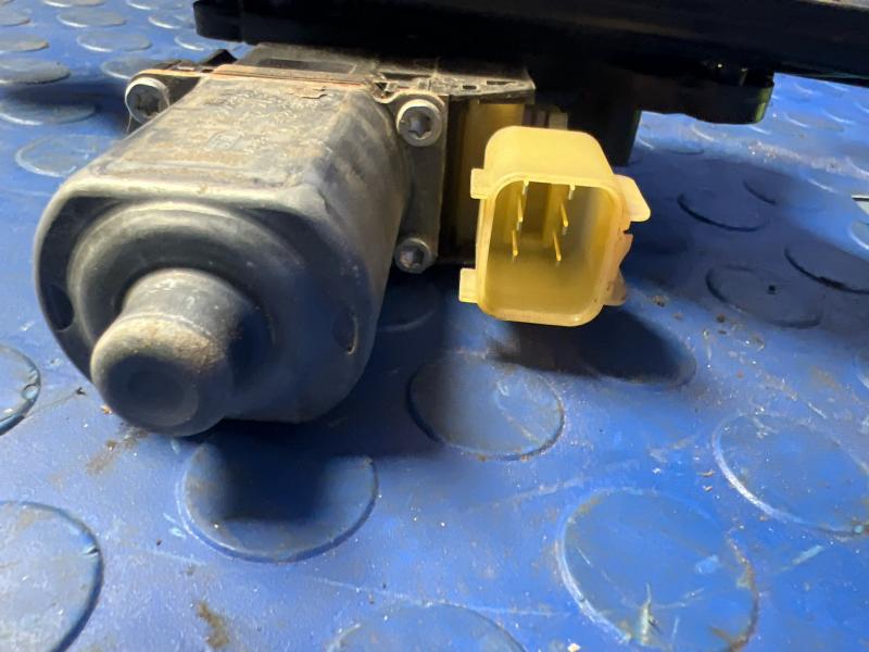 2014 Lincoln MKZ Front Door Regulator