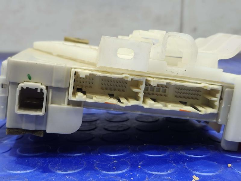 2010-2011 Toyota Prius Driver Instrument Panel Junction Block OEM 82730-47450