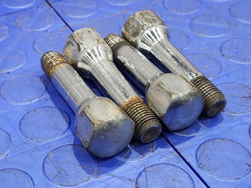 2011 Maserati Quattroporte Lug Nuts