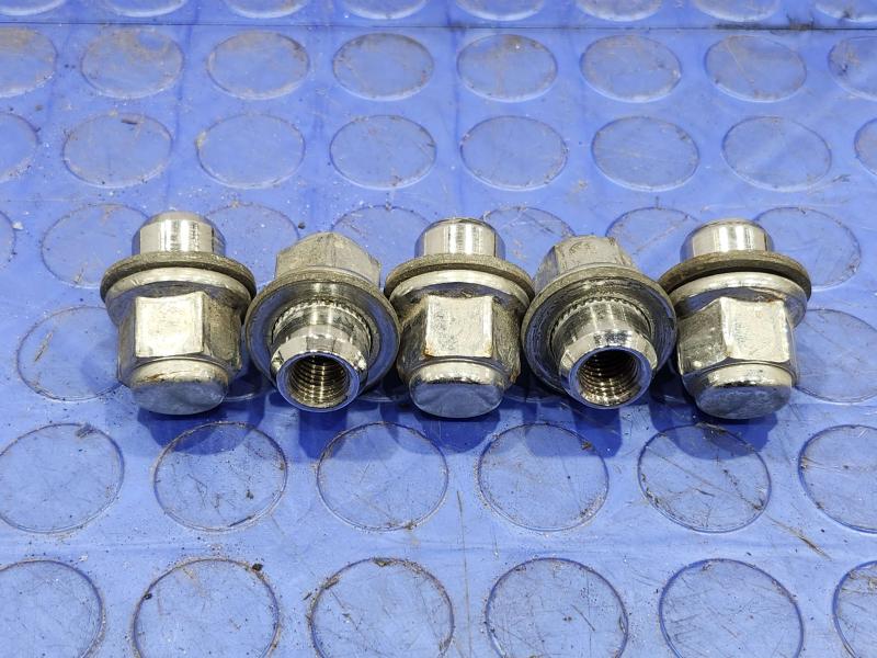 2017 Toyota Prius Lug Nuts