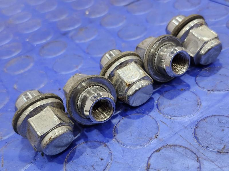 2017 Toyota Prius Lug Nuts